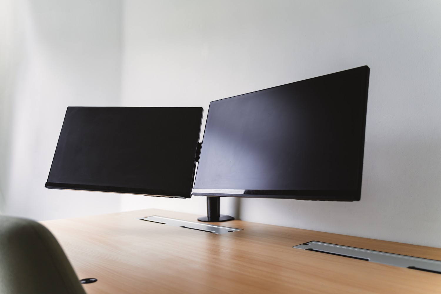 Space-arm Beam Dual | Monitor arm for two screens | BakkerElkhuizen